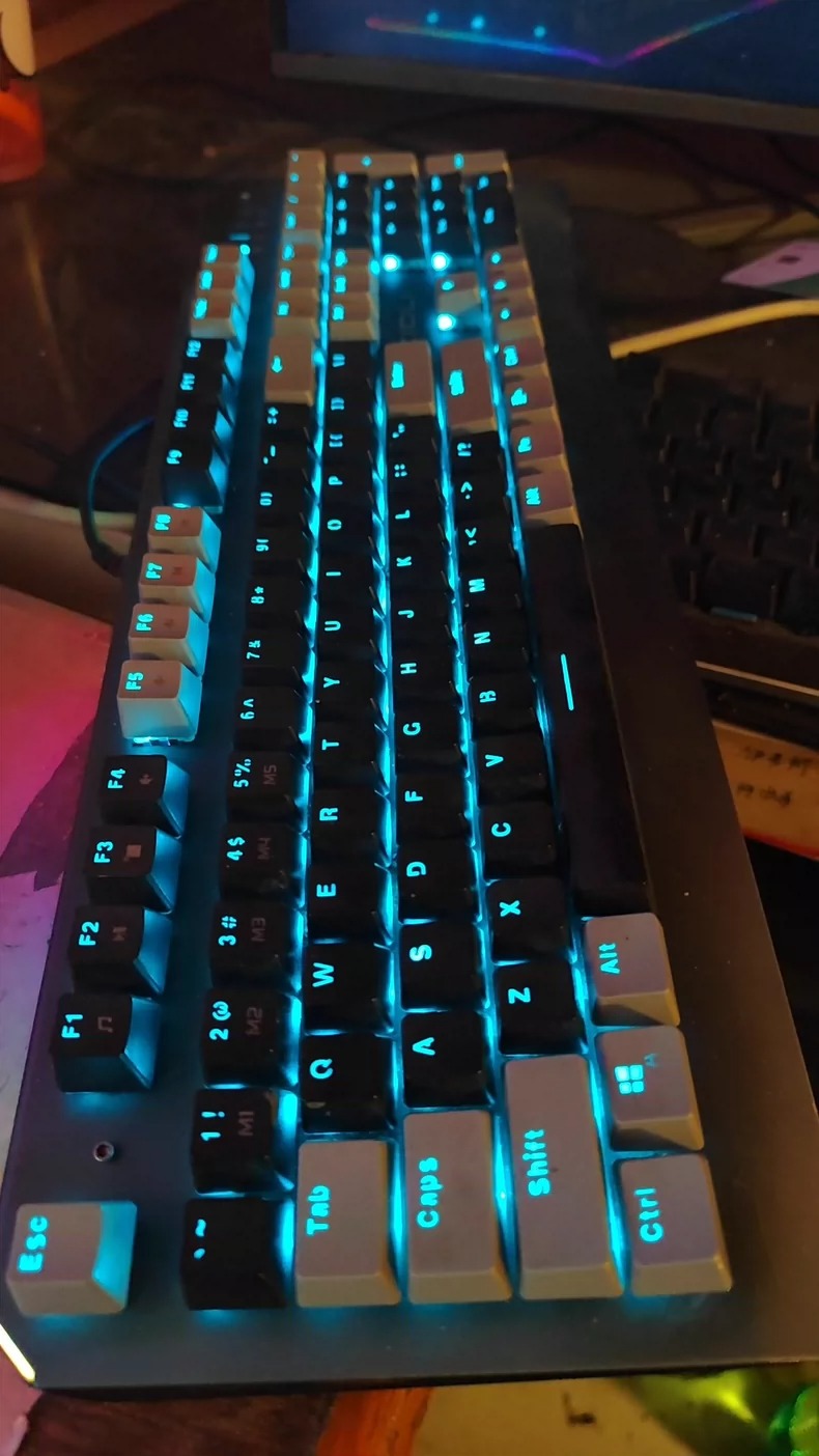 磁动力zk5电竞机械键盘 九成新左右，完美主义者忽扰 背部缺个腿，灯光正常 感兴趣的话点“我想要”和我私聊吧～